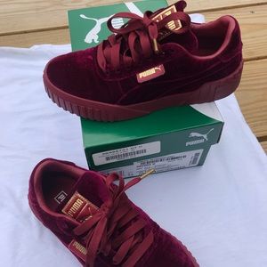 Women’s Pumas Velvet size 7 sneakers
